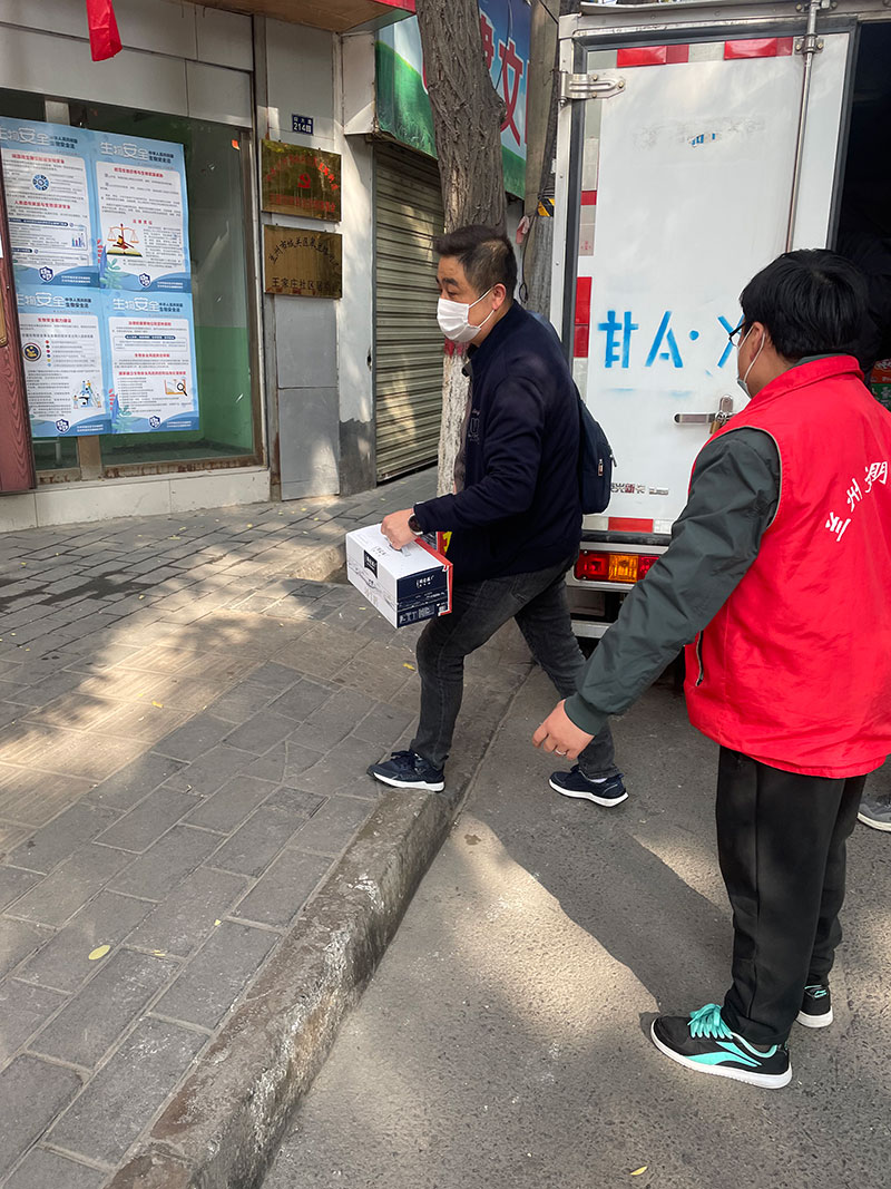愛心捐贈(zèng)暖人心，攜手共濟(jì)戰(zhàn)疫情——甘肅鴻成招標(biāo)代理有限公為抗疫一線的工作人員捐贈(zèng)物資(圖1)